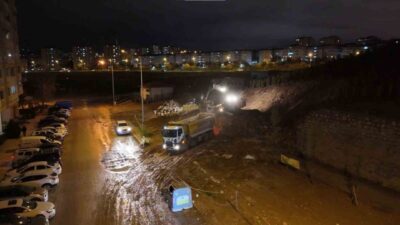 Ankara'da yaşanan sağanak yağmur sonrası Yenimahalle ilçesine bağlı Batıkent'te istinat