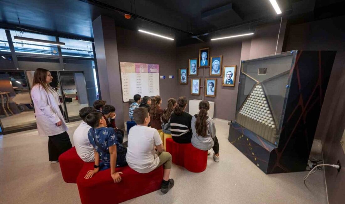 Mersin Büyükşehir Belediyesi'nin desteklediği Aratos Matematik Evi, öğrencileri matematiğe eğlenceli