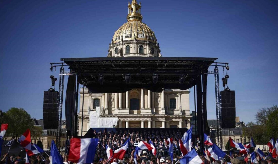 Fransa'da yolsuzluktan suçlu bulunan aşırı sağcı siyasetçi Marine Le Pen,