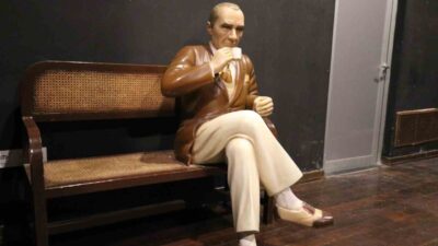 Kırşehir'de CHP'li belediye tarafından yaptırılan Mustafa Kemal Atatürk'ün heykeli, farklı