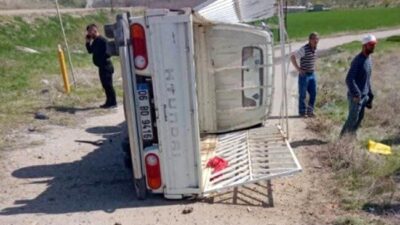 Ayaş'ta meydana gelen kazada kontrolden çıkan kamyonet devrildi, 2 kişi