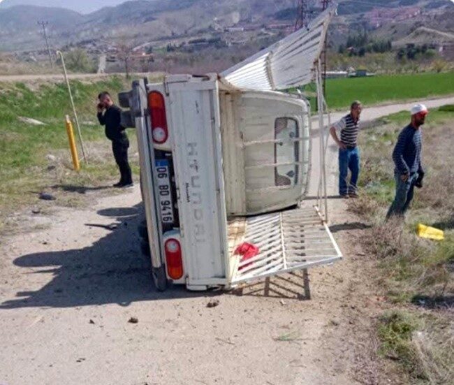 Ayaş'ta meydana gelen kazada kontrolden çıkan kamyonet devrildi, 2 kişi