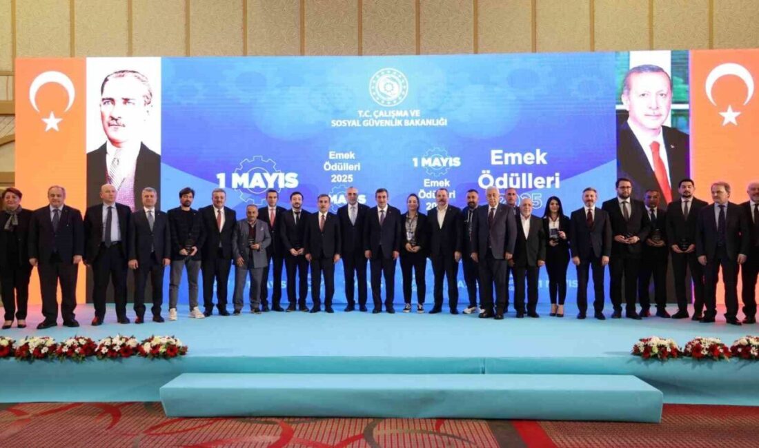 Çalışma ve Sosyal Güvenlik Bakanı Vedat Işıkhan, işçileri geleceği aydınlatan