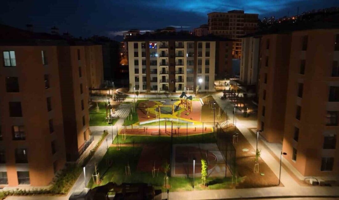 Çevre Şehircilik ve İklim Değişikliği Bakanı Murat Kurum, yaşanan deprem