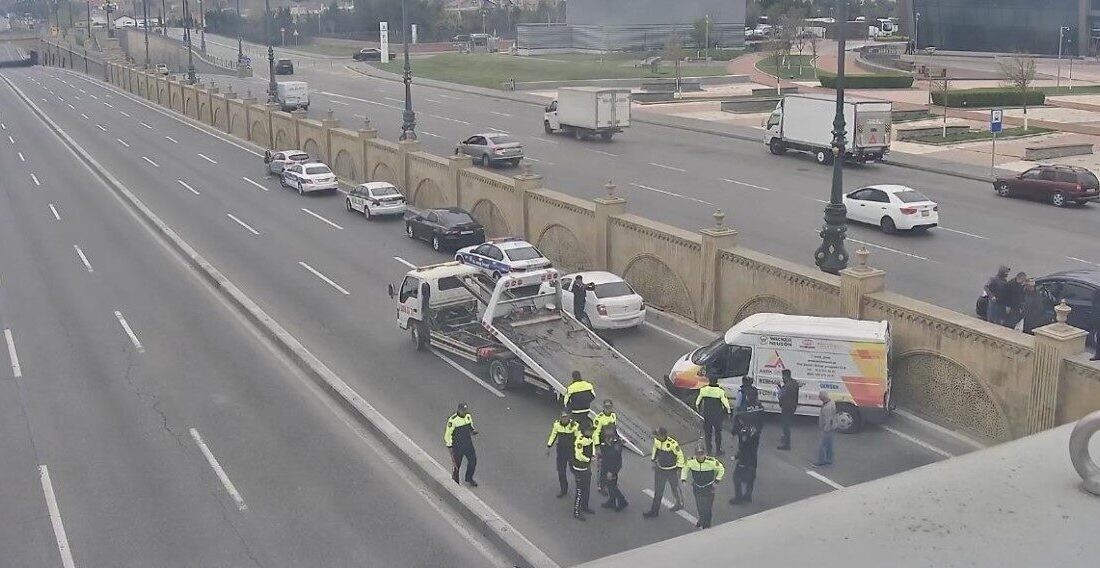 Bakü'de bir aracın kontrolünden çıkıp beton bariyeri aşarak ana yola