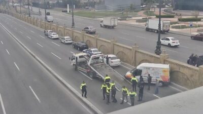 Bakü'de bir aracın kontrolünden çıkıp beton bariyeri aşarak ana yola
