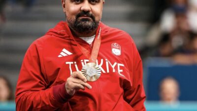 Gençlik ve Spor Bakanı Osman Aşkın Bak, milli para masa