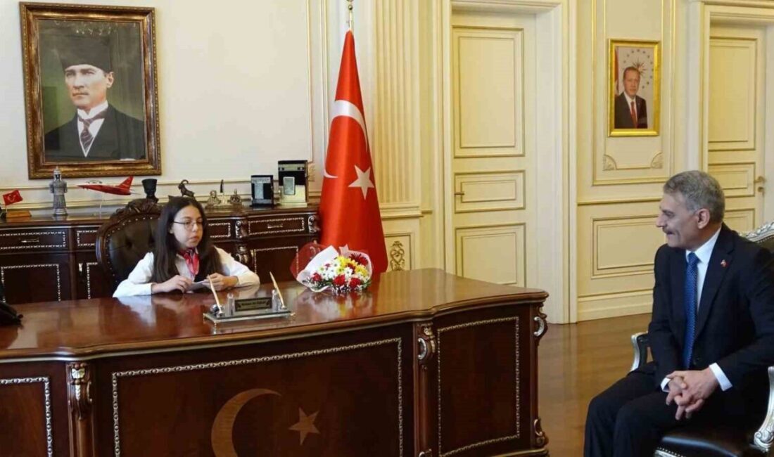 Yozgat Valisi Mehmet Ali Özkan'ın koltuğuna oturan Zeynep Zümra Ayan