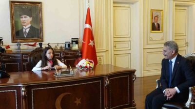 Yozgat Valisi Mehmet Ali Özkan'ın koltuğuna oturan Zeynep Zümra Ayan