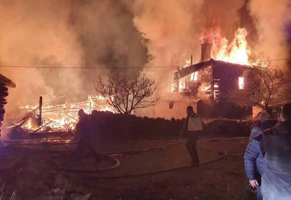 Ankara'nın Çamlıdere ilçesindeki yangında 4 ev ve 2 samanlık zarar