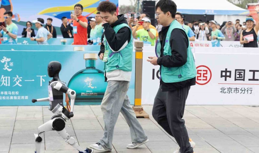 Çin'de düzenlenen Yizhuang Yarı Maratonu'nda 21 insansı robot, insanlarla birlikte