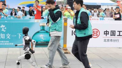 Çin'de düzenlenen Yizhuang Yarı Maratonu'nda 21 insansı robot, insanlarla birlikte