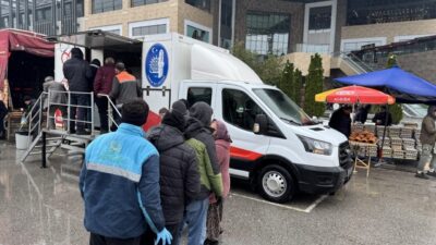 Çorum Belediyesi, havaların soğumasıyla hız kesmeden sıcak çorba dağıtımını sürdürdü.