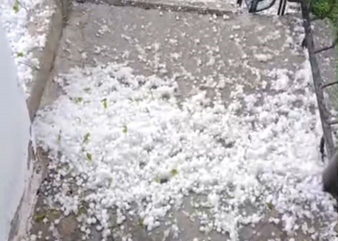 Çorum’da dolu yağışı etkili oldu: Tarlalar beyaza büründü Çorum'un Alaca ilçesinde öğlen