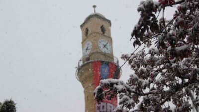 Çorum'da etkili olan kar yağışı kent merkezini beyaza bürürken, vatandaşlar