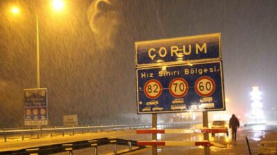 Çorum'da beklenmedik kar yağışı ilçeyi beyaza bürürken yolculuklarda zorluk yaşanıyor.