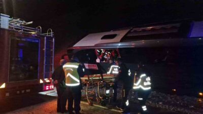 Çorum'un Alaca ilçesinde meydana gelen kazada turistik tur otobüsü şarampole