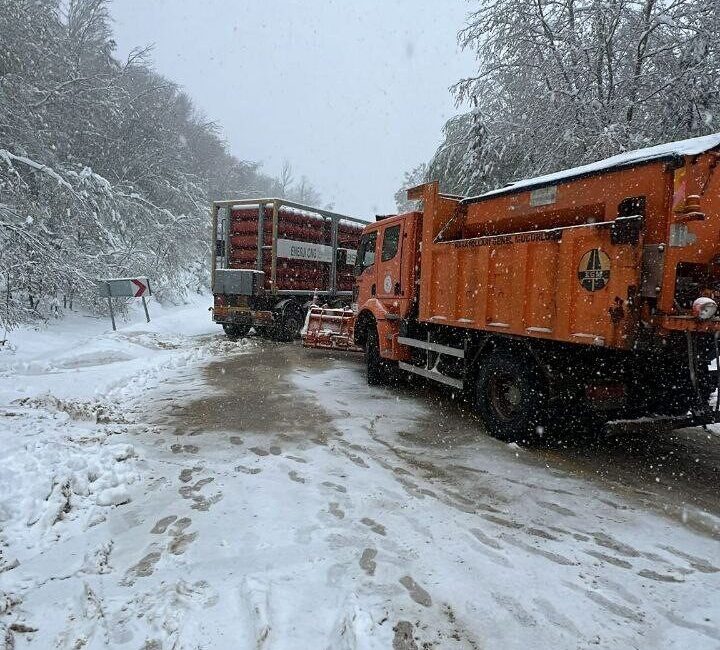 Doğalgaz tüpleri yüklü tır kaydı, yol ulaşıma kapandı Çorum'un Cide ilçesinde doğalgaz