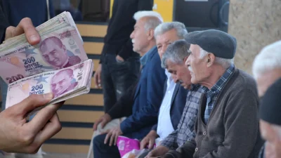 Emeklilere Bayram İkramiyesi Farkları Yatırılmaya Başladı

