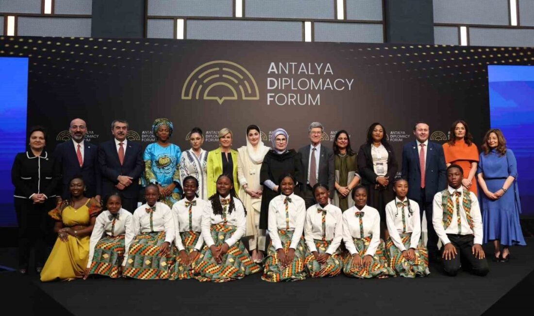 Emine Erdoğan, 4. Antalya Diplomasi Forumu'nda eğitimin dönüştürücü gücünü vurgulayarak,