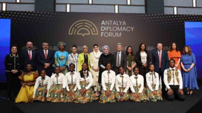 Emine Erdoğan, 4. Antalya Diplomasi Forumu'nda eğitimin dönüştürücü gücünü vurgulayarak,