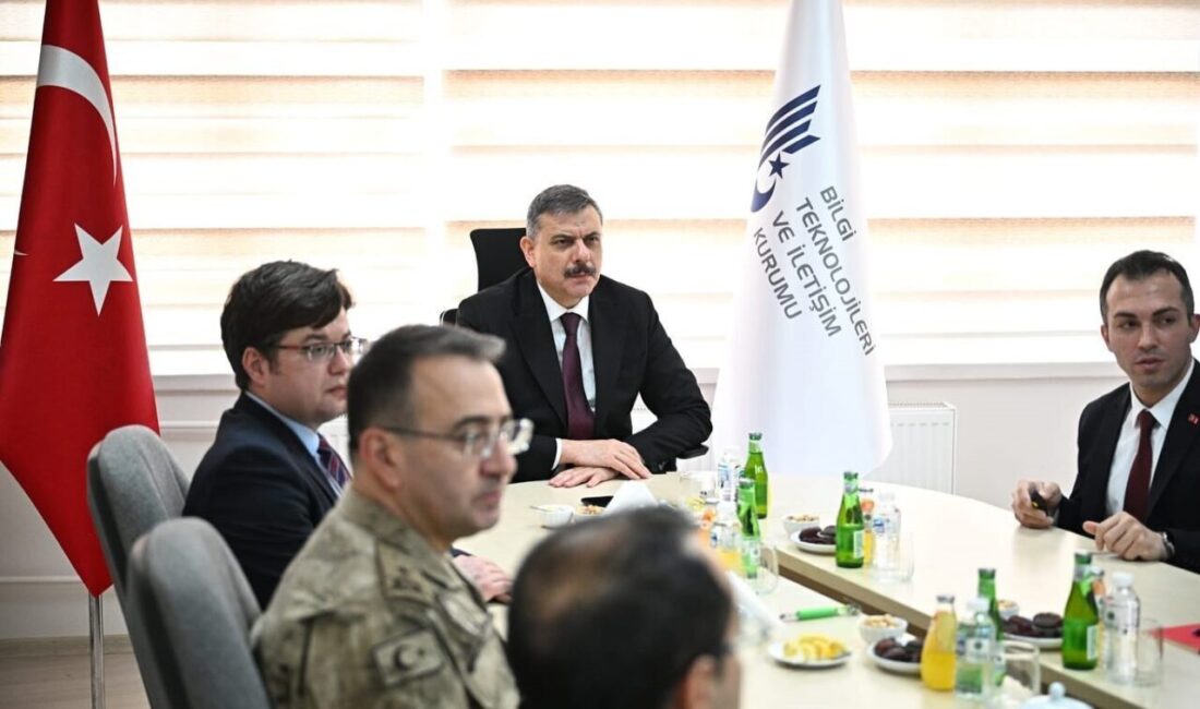 Erzurum Valisi Mustafa Çiftçi, BTK'dan aldığı brifingde düşük yörünge uydu