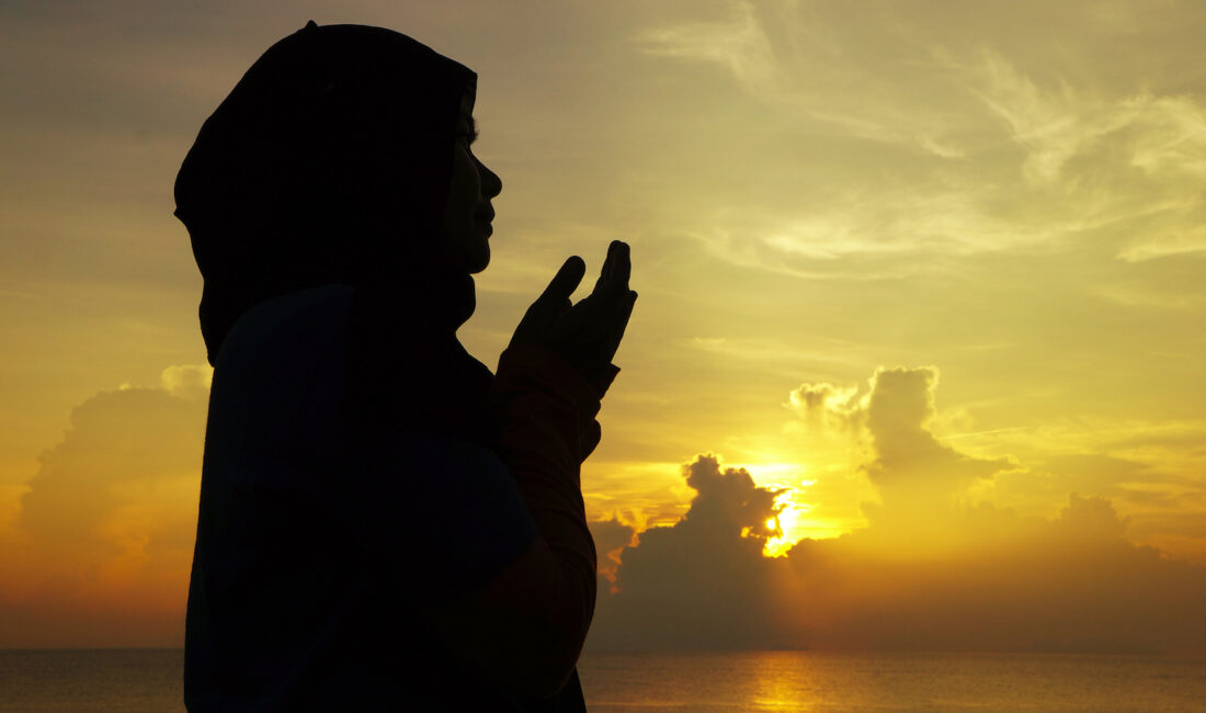 Evlilikte karşılıklı sevgi ve anlayış, huzurlu bir hayatın temel taşıdır.