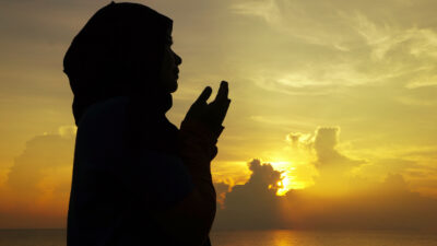 Evlilikte karşılıklı sevgi ve anlayış, huzurlu bir hayatın temel taşıdır.