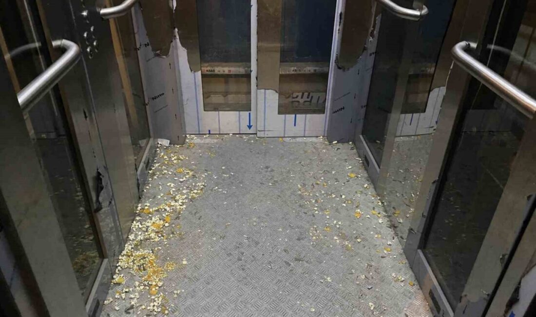 Etimesgut'ta bir üst geçidin asansöründe biriken çöpler, vatandaşların tepkisine neden