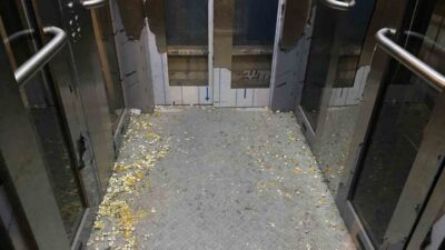 Etimesgut'ta bir üst geçidin asansöründe biriken çöpler, vatandaşların tepkisine neden