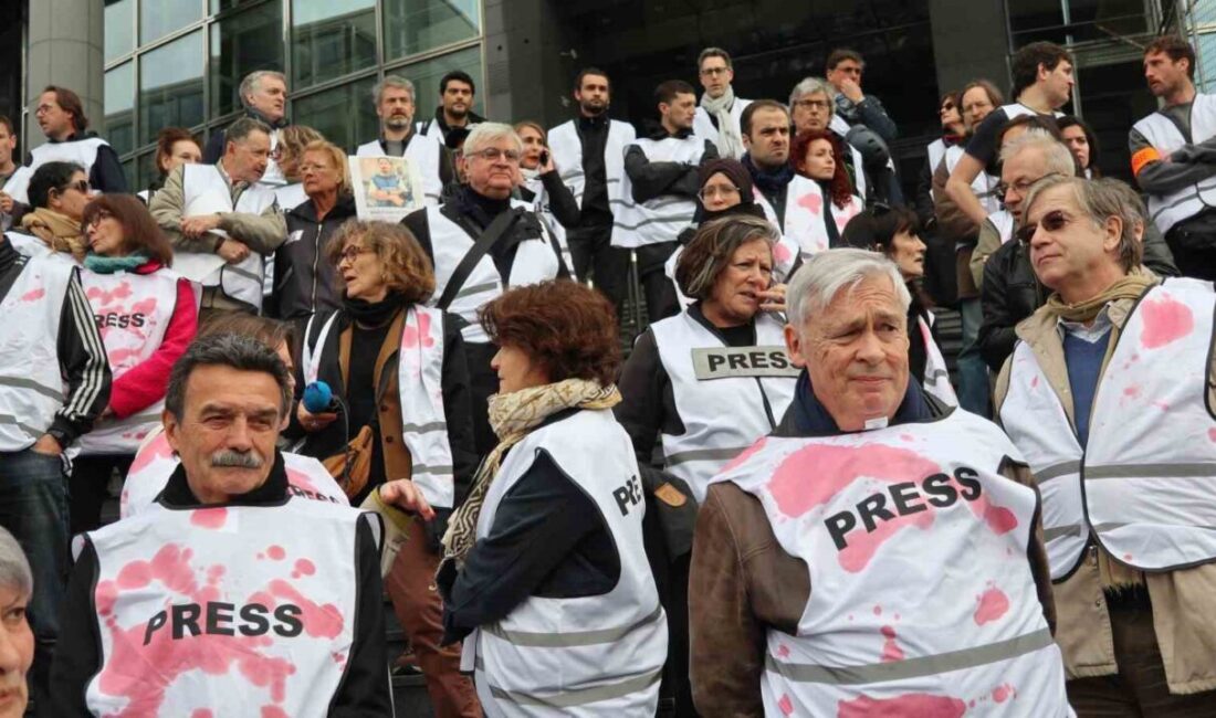 Fransa'da toplanan gazeteciler, İsrail'in Gazze'de yaptığı saldırıları protesto ederek hayatını