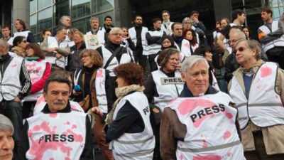 Fransa'da toplanan gazeteciler, İsrail'in Gazze'de yaptığı saldırıları protesto ederek hayatını