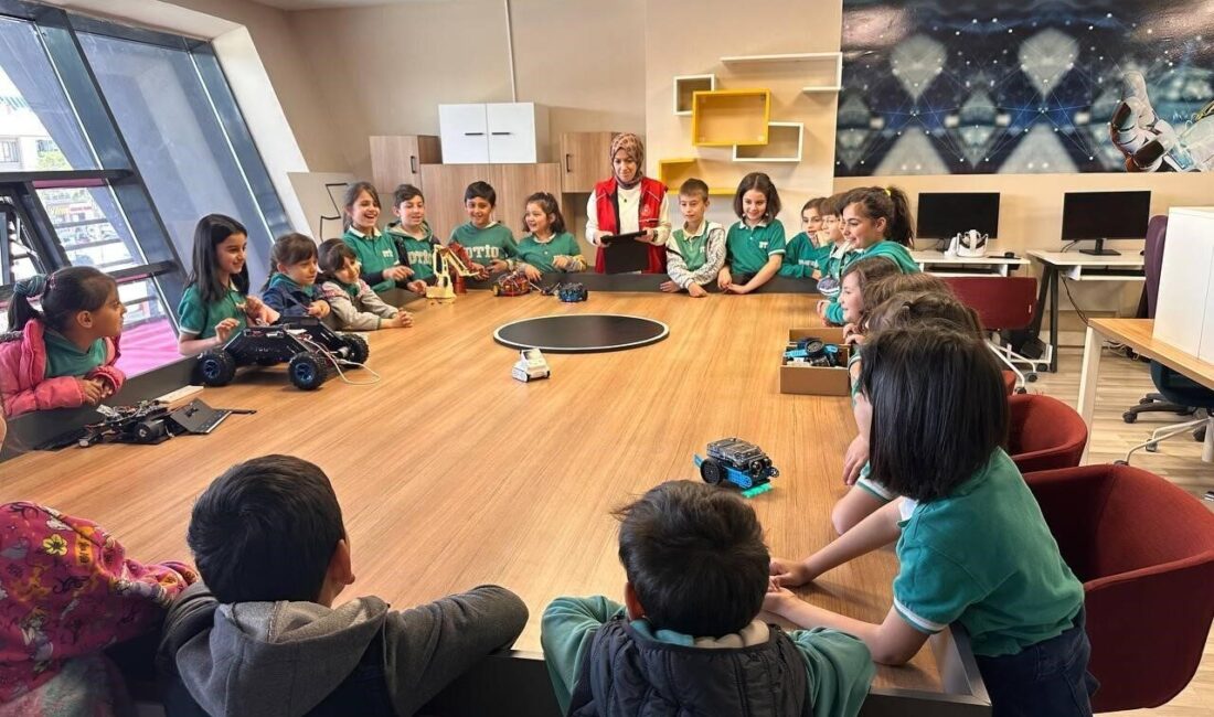 Gençlik Merkezi'nde başlayan robotik kodlama eğitimi, 8-18 yaş arası gençlere
