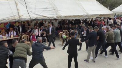Çorum'un İskilip ilçesinde düzenlenen şenlikte halat çekme yarışmasında ip kopunca