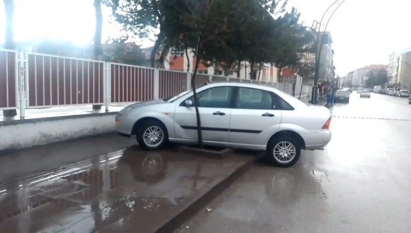 İki otomobil çarpıştı: Yaralanan 14 yaşındaki sürücü, olay yerinden kaçıp hastaneye gitti Çorum’un Alaca ilçesinde iki
