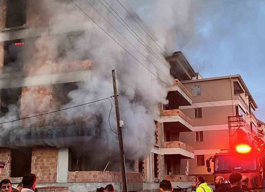 İnşaat halindeki binada korkutan yangın Çorum’un Alaca ilçesinde inşaat