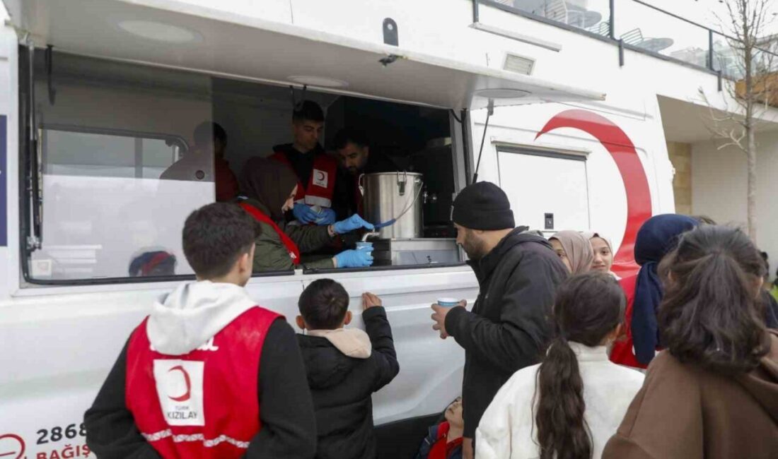 Kızılay, İstanbul depreminde evlerine girmeyen vatandaşlara beslenme desteği sağlıyor. Mobil