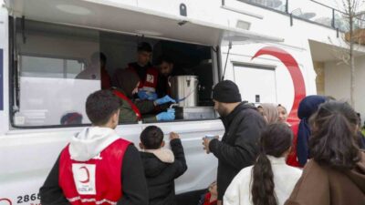 Kızılay, İstanbul depreminde evlerine girmeyen vatandaşlara beslenme desteği sağlıyor. Mobil