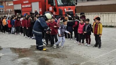 Alaca Belediyesi İtfaiye Müdürlüğü, Hüseyin Gazi İlkokulu'nda öğrencilere yangın eğitimi