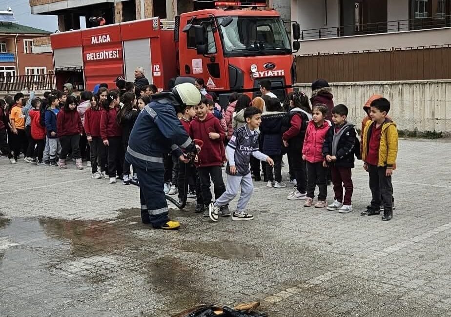 İtfaiye ekiplerinden öğrencilere yangın eğitimi Alaca Belediyesi İtfaiye Müdürlüğü,