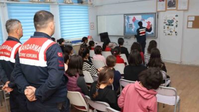 Kırşehir Mucur'da Jandarma Komutanlığı, "Güçlü Kızlar, Aydınlık Yarınlar" temasıyla öğrencilerle