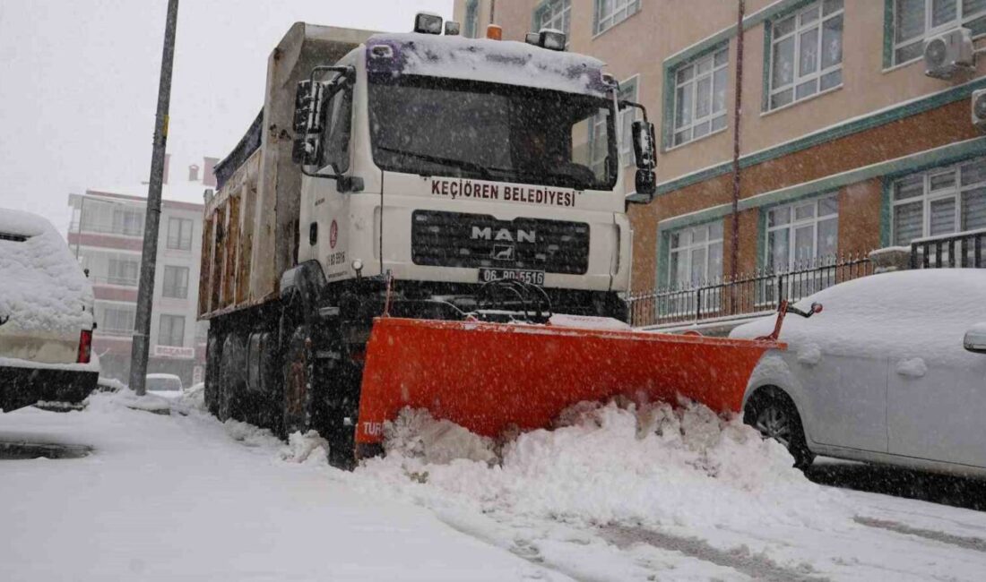 Keçiören Belediyesi, sabah erken saatlerde yoğun kar yağışına karşı tuzlama