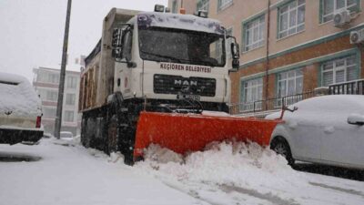Keçiören Belediyesi, sabah erken saatlerde yoğun kar yağışına karşı tuzlama