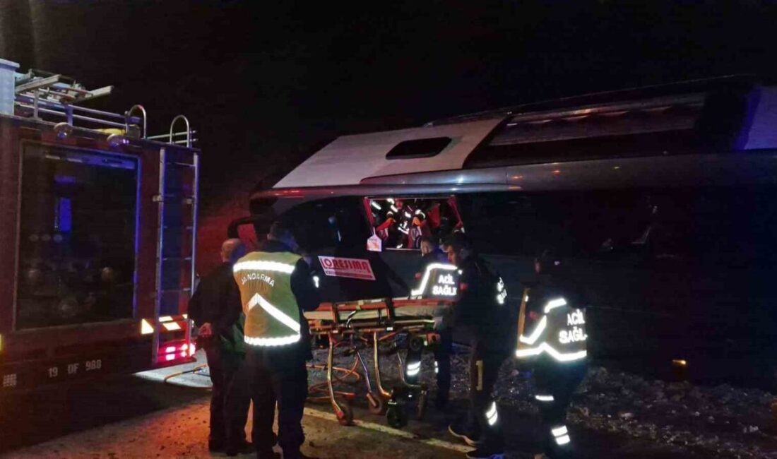 Karnavaldan dönen vatandaşları taşıyan otobüs yan yattı: 23 yaralı Adana'dan Samsun'a dönmek isteyen