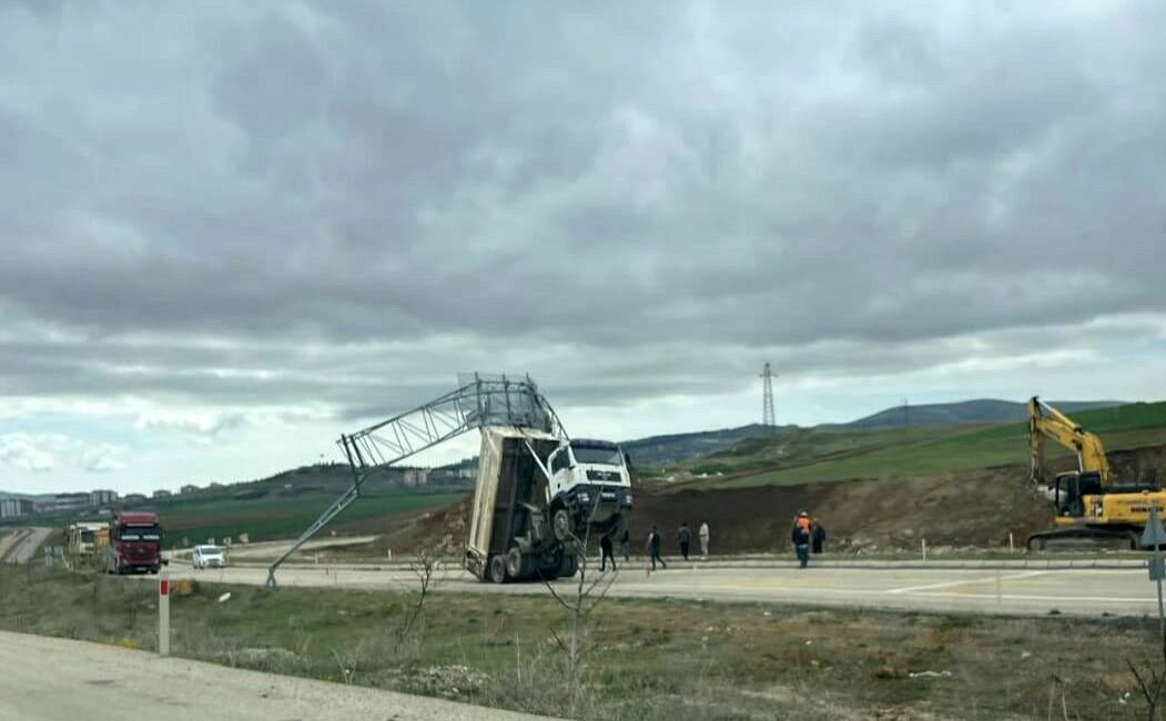 Kasası yön tabelasına takılan kamyon şaha kalktı Kırşehir'de rüzgarın etkisiyle kamyon