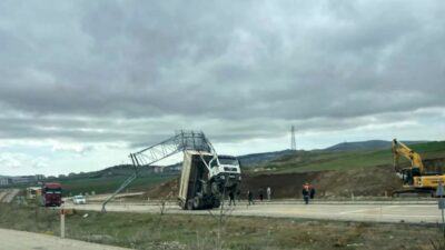 Kırşehir'de rüzgarın etkisiyle kamyon kasası yön tabelasına takıldı. Kaman ilçesindeki