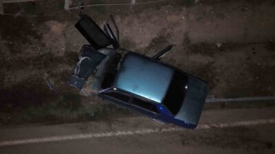 Kırıkkale'de meydana gelen kazada, otomobil bariyerlere çarptı ve 2 kişi