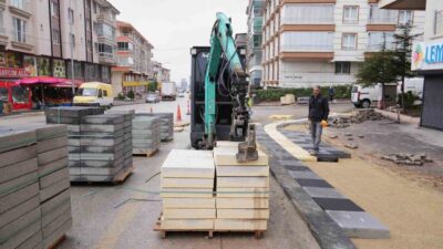 Keçiören Belediyesi, bozuk ve yıpranmış kaldırımları yenileyerek ilçeyi modernleştirmeyi hedefliyor.