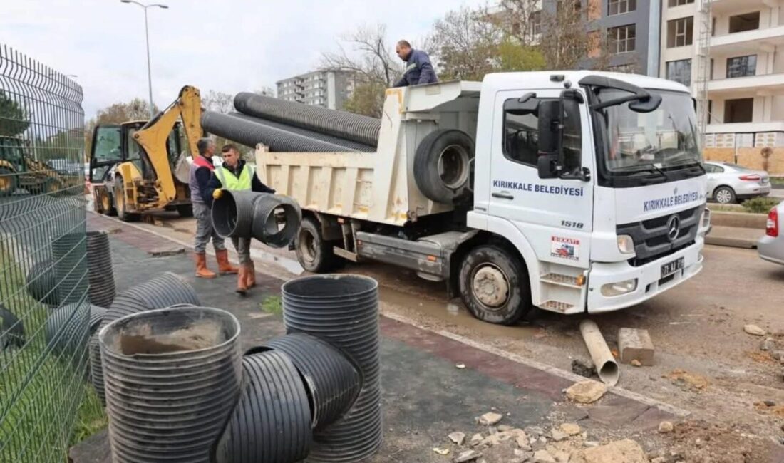 Kırıkkale Belediyesi su birikintilerin yaşandığı yollarda çalışma başlattı Kırıkkale Belediyesi, yağışlara karşı