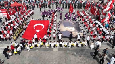Kırıkkale'de 23 Nisan coşkusu yaşandı. Programda öğrencilerin etkinlikleri büyük beğeni